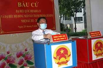 Đồng chí Nguyễn Trọng Nghĩa, Bí thư T.Ư Đảng, Trưởng Ban Tuyên giáo T.Ư thực hiện việc bỏ phiếu tại tổ bầu cử số 11, quận Tân Bình.