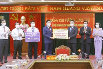 Chủ tịch QH trao tặng tỉnh Hải Dương 300 nghìn khẩu trang và 500 triệu đồng để hỗ trợ phòng, chống dịch Covid-19 (Ảnh: Doãn Tấn/TTXVN).