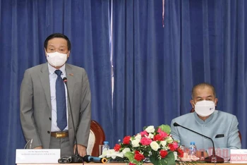 Đại sứ Nguyễn Bá Hùng (trái) và Phó Thủ tướng Lào Kikeo Khaykhamphithoune tại buổi làm việc. 