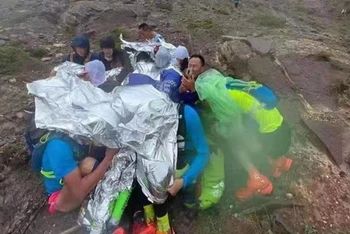 Nhiều người không thể tự leo xuống núi đã tụm lại thành nhóm để giữ thân nhiệt trong lúc chờ cứu hộ.