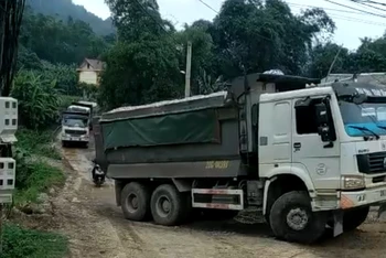 Những chiếc xe tải trọng lớn lưu thông trên tuyến đường vào xã Đổng Xá.