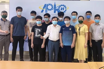 Đội tuyển học sinh Việt Nam dự thi APhO năm 2021 chia vui cùng các thầy cô