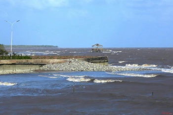 Sóng to, gió lớn ảnh hưởng đến công tác cứu hộ của Bộ đội Biên phòng Cà Mau.