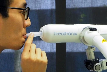 Máy xét nghiệm Covid-19 qua hơi thở của Singapore có thể phát hiện bệnh trong vòng một phút với độ chính xác hơn 90%. Ảnh: Reuters.