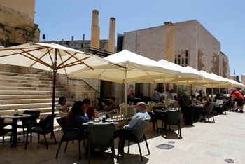Malta cho phép hàng ăn mở cửa sau khi tỷ lệ tiêm chủng cho người trưởng thành đạt 60%. (Ảnh: Reuters)