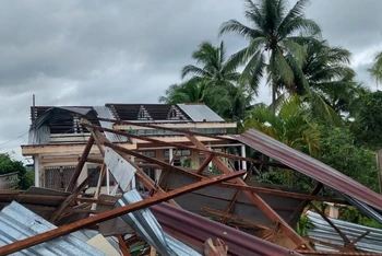 Nhiều căn nhà ở xã Tân Long (huyện Mang Thít, tỉnh Vĩnh Long) bị sập và tốc mái.