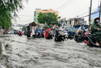 Khu vực đường Đinh Bộ Lĩnh, quận Bình Thạnh nước ngập cao sau cơn mưa, sáng 25-5.