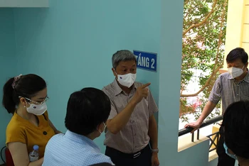 Thứ trưởng Nguyễn Trường Sơn bàn mô hình test nhanh với các thành viên Bộ phận công tác đặc biệt của Bộ Y tế tại Bắc Giang.