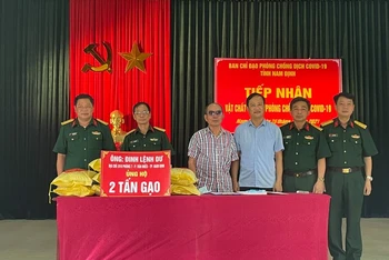 Ông Đinh Lệnh Dư ủng hộ hai tấn gạo cho công tác phòng, chống dịch Covid-19 tại Ủy ban MTTQ Việt Nam tỉnh Nam Định.