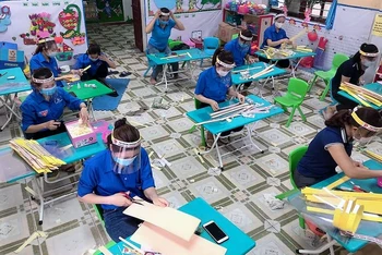 Giáo viên tại Bắc Giang làm các tấm chắn, góp phần phòng chống dịch (Ảnh: Sở GD-ĐT Bắc Giang)