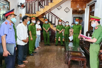Cơ quan CSĐT Công an tỉnh Thừa Thiên Huế thực hiện thủ tục khởi tố, bắt giam Nguyễn Quyền và các đối tượng có liên quan trong vụ án.