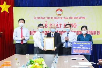 Phó Bí thư Thường trực Tỉnh ủy, Chủ tịch HĐND tỉnh Bình Dương Võ Văn Minh (thứ hai, từ trái sang) trao bảng tấm lòng vàng nhân đạo cho lãnh đạo Tổng Công ty Becamex IDC.