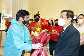 Trưởng đoàn ĐT Việt Nam Nguyễn Sỹ Hiển nhận hoa chúc mừng của Đại sứ đặc mệnh toàn quyền Việt Nam tại UAE Nguyễn Mạnh Tuấn. (Ảnh: VFF)