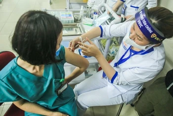 Hà Nội thực hiện tiêm vaccine cho lực lượng tuyến đầu phòng, chống dịch.