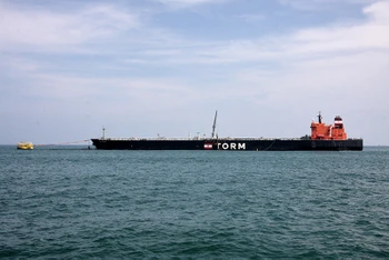 Ngày 3-12-2008, tàu chở lô dầu thô đầu tiên Torm Gudrun cập cảng SPM và bắt đầu bơm dầu vào các bể chứa của NMLD Dung Quất.