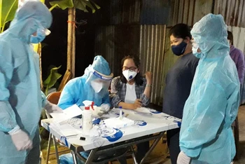 Truy vết, xét nghiệm tại tòa nhà quận Phú Nhuận có ca nghi nhiễm Covid-19.