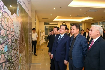 Các đồng chí lãnh đạo Trung ương và TP Hà Nội xem bản đồ quy hoạch phân khu nội đô Hà Nội.
