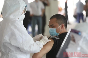 Tiêm vaccine phòng Covid-19 cho công nhân công ty FuHong.