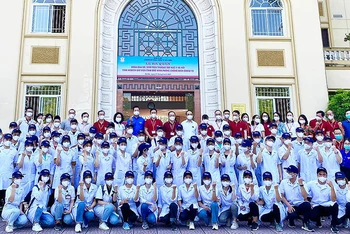 Đoàn tình nguyện của Trường Đại học Y Hà Nội xuất quân hỗ trợ tỉnh Bắc Ninh.