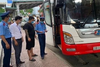 Thanh tra giao thông Lai Châu kiểm tra công tác phòng, chống dịch bệnh Covid đối với các đơn vị kinh doanh vận tải hành khách tại Lai Châu.