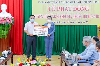 Ông Nguyễn Hữu Sang – Đại diện Tập đoàn Hưng Thịnh trao tặng 50.000 liều vaccine phòng, chống Covid-19 cho tỉnh Bình Định