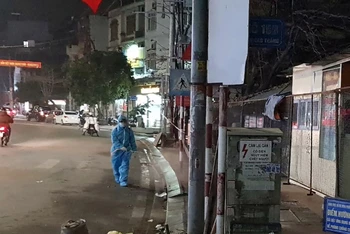 Lực lượng y tế phun thuốc khử khuẩn tại khu dân cư trên địa bàn thành phố Hạ Long, Quảng Ninh