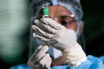 Nhân viên y tế tại Bệnh viện Bệnh truyền nhiễm tại Sri Lanka xử lý vaccine AstraZeneca do Viện Huyết thanh Ấn Độ (SII) sản xuất, ngày 29-1. (Ảnh: Reuters)