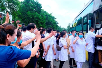 Đoàn bác sĩ, nhân viên y tế tỉnh Lào Cai xuất quân lên đường giúp tỉnh Bắc Giang chống dịch Covid-19.