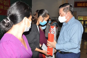 Đồng chí Nguyễn Trọng Nghĩa trao quà tặng gia đình chính sách, hộ nghèo.