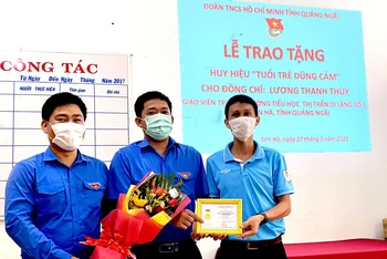 Trao Huy hiệu "Tuổi trẻ dũng cảm" tặng Tổng phụ trách đội Lương Thanh Thùy. 