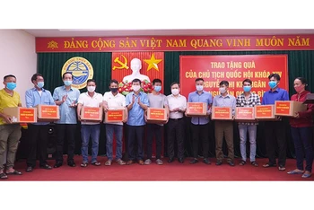 Lãnh đạo tỉnh Quảng Bình trao quà cho ngư dân.