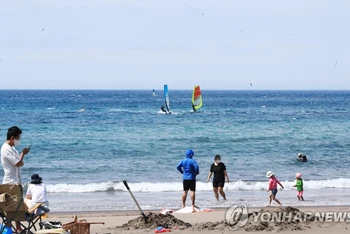 Du khách tập trung ở một bãi biển phía nam đảo Jeju hôm 15-5 (Ảnh: Yonhap)