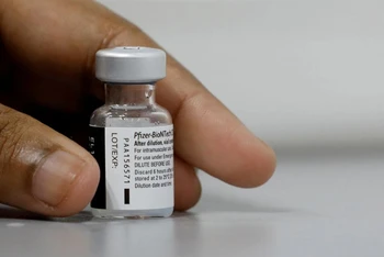 Lọ vaccine ngừa Covid-19 của Pfizer. Ảnh: Reuters.