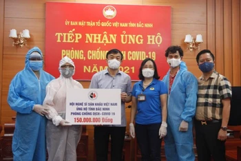 Hội Nghệ sĩ Sân Khấu Việt Nam trao tặng tiền, vật tư phòng chống dịch cho MTTQ tỉnh Bắc Ninh.