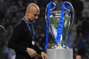 Đã 10 năm trôi qua và Pep Guardiola vẫn lỗi hẹn với chiếc cúp bạc Champions League cùng Man City. (Ảnh: Getty Images)