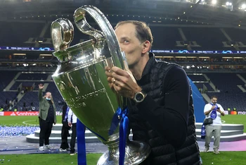 Thomas Tuchel ăn mừng cùng chiếc Cúp Champions League. (Ảnh: Getty Images) 
