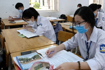 Học sinh lớp 12 Trường THPT Mê Linh, Hà Nội, trong giờ ôn tập. (Ảnh: Công Hùng - Ảnh chụp trước ngày 29-4-2021).