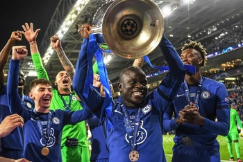 Khoảnh khắc nâng Cúp duy nhất của N’Golo Kante trong lễ đăng quang ngôi vô địch Champions League. (Ảnh: Getty Images) 