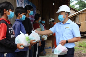 Cán bộ, công nhân Điện lực Kon Rẫy tặng các phần quà nhân dịp Quốc tế Thiếu nhi 1-6 cho các cháu làng Đăk Nghen, xã Đăk Pne, huyện Kon Rẫy.
