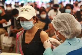 Một người dân tiêm vaccine ngừa Covid-19 tại quận Klong Toey, Bangkok. (Ảnh: Bưu điện Bangkok)
