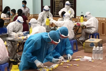 Nhiều hôm thầy và trò Trường ĐH Y - Dược Thái Nguyên giúp tỉnh Bắc Giang lấy mẫu xét nghiệm SARS-CoV-2 xuyên đêm. 