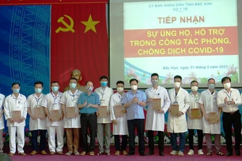 Lãnh đạo UBND tỉnh Bắc Kạn tặng quà động viên các y, bác sĩ lên đường chi viện cho tỉnh Bắc Giang.