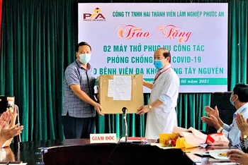 Lãnh đạo Công ty TNHH hai thành viên lâm nghiệp Phước An trao tặng hai máy thở điều trị bệnh nhân Covid-19 cho Bệnh viện đa khoa vùng Tây Nguyên.