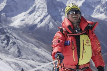 Ông Zhang Hong đã trở thành người khiếm thị châu Á đầu tiên chinh phục đỉnh Everest (Ảnh: REUTERS)