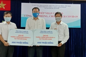 Đại diện EVNHCMC trao kinh phí hỗ trợ phòng, chống dịch cho tỉnh Bắc Ninh, Bắc Giang thông qua MTTQ TP Hồ Chí Minh.