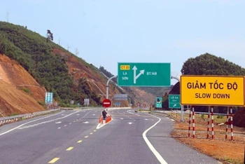 Đường cao tốc La Sơn - Túy Loan.