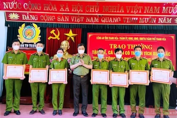 Giám đốc Công an tỉnh Thanh Hóa khen thưởng các tập thể, cá nhân lập công.