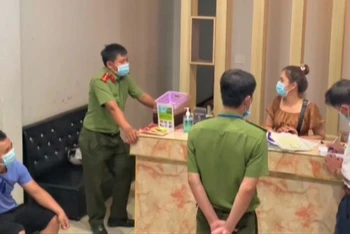 Các lực lượng chức năng làm việc với quản lý quán Karaoke Hoa Sữa 3 ở số 201 đường Y Moan, phường Tân Lợi, TP Buôn Ma Thuột.
