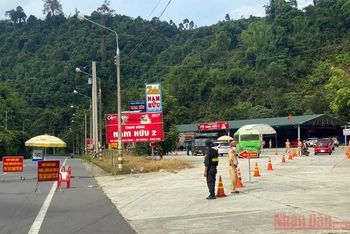 Chốt kiểm soát phòng chống dịch Covid-19 trên Quốc lộ 20 tổ chức kiểm soát các phương tiện đi vào tỉnh Lâm Đồng. 