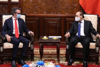 Chủ tịch nước Nguyễn Xuân Phúc tiếp Đại sứ, Trưởng phái đoàn EU tại Việt Nam Giorgio Aliberti. (Ảnh: TTXVN)